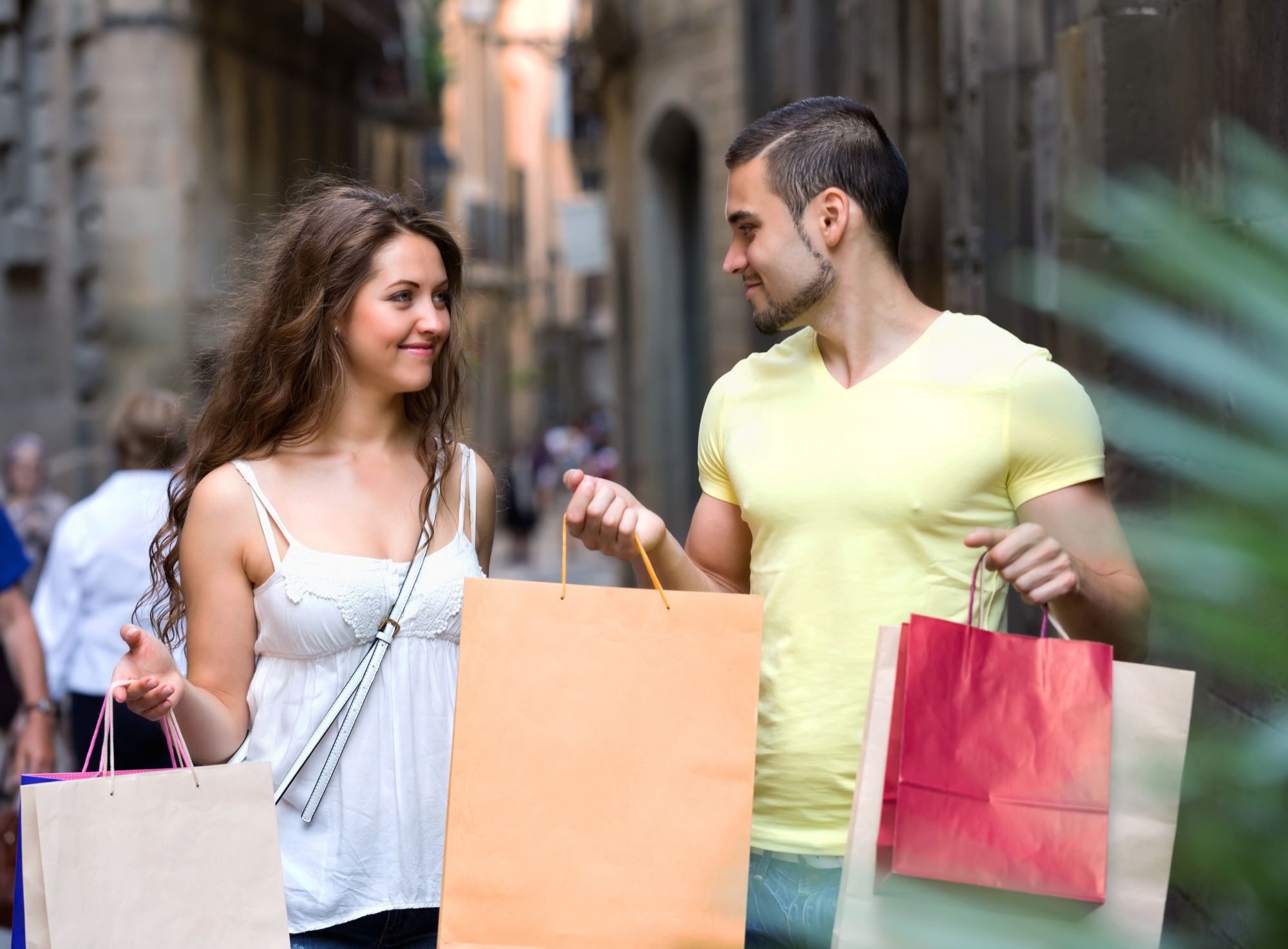 Una pareja con bolsas durante una tarde de compras.