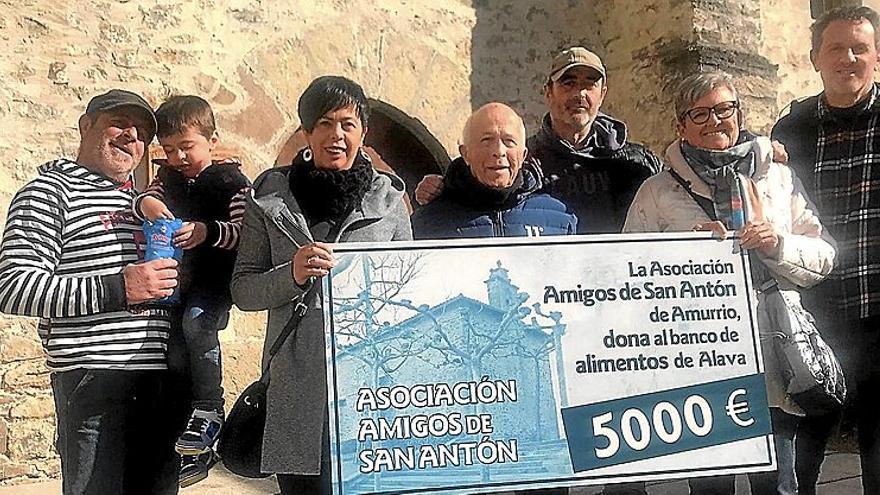 Los amigos de San Antón en Amurrio destinan 5.000 euros al Banco de alimentos de Álava.