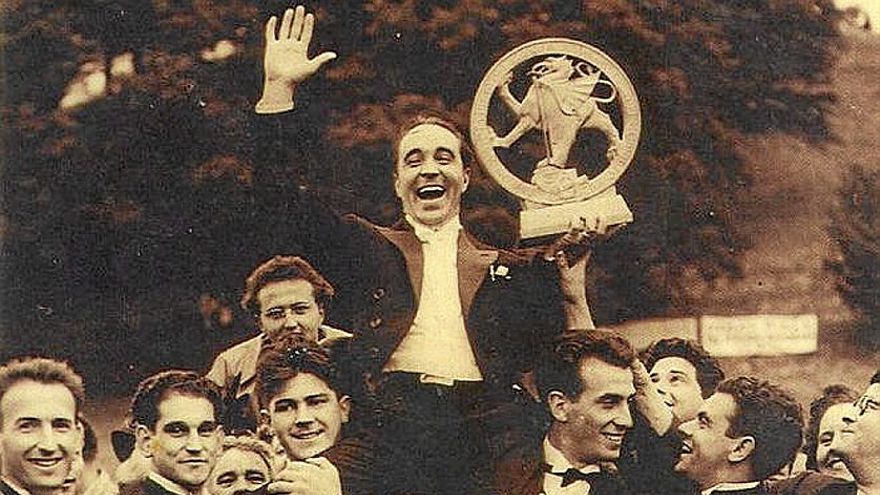 Alegría del triunfo, Juan Eraso alzado por los coralistas.