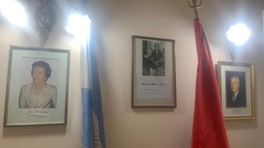 Retratos de Alicia Domínguez, Prudencia Martínez Irisarri y Atilio Domínguez, con la badenra de Navarra y Argentina.