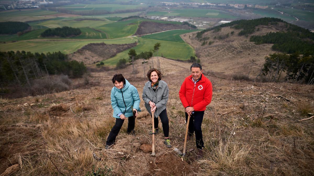 De izda a dcha: presidenta del consejo de Arazuri, consejera Gómez y delegado de Cruz Roja en Navarra.