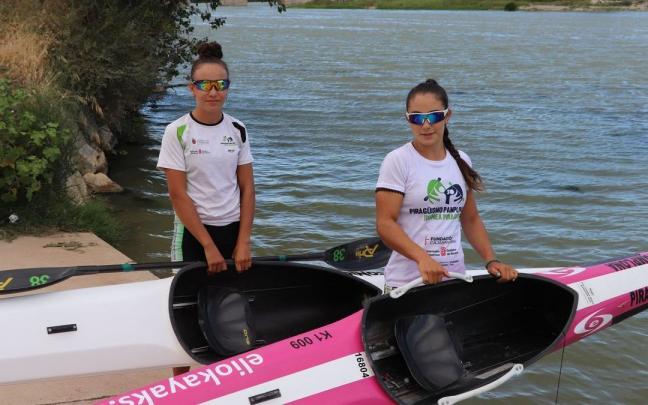 Ainé y Danae Sanmartín posan con sus piraguas en el embarcadero de Tudela, con el río Ebro al fondo. Ainé y Danae Sanmartín posan con sus piraguas en el embarcadero de Tudela, con el río Ebro al fondo.