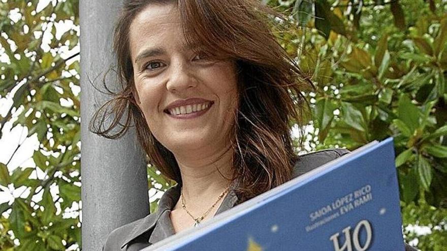 La escritora e ingeniera vitoriana con un ejemplar de su libro.