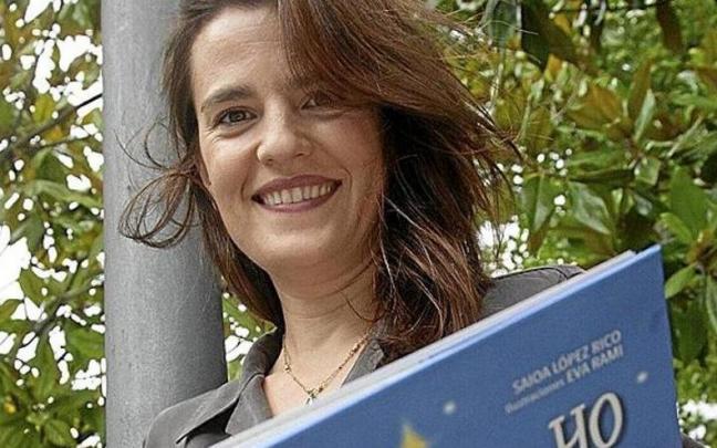 La escritora e ingeniera vitoriana con un ejemplar de su libro.