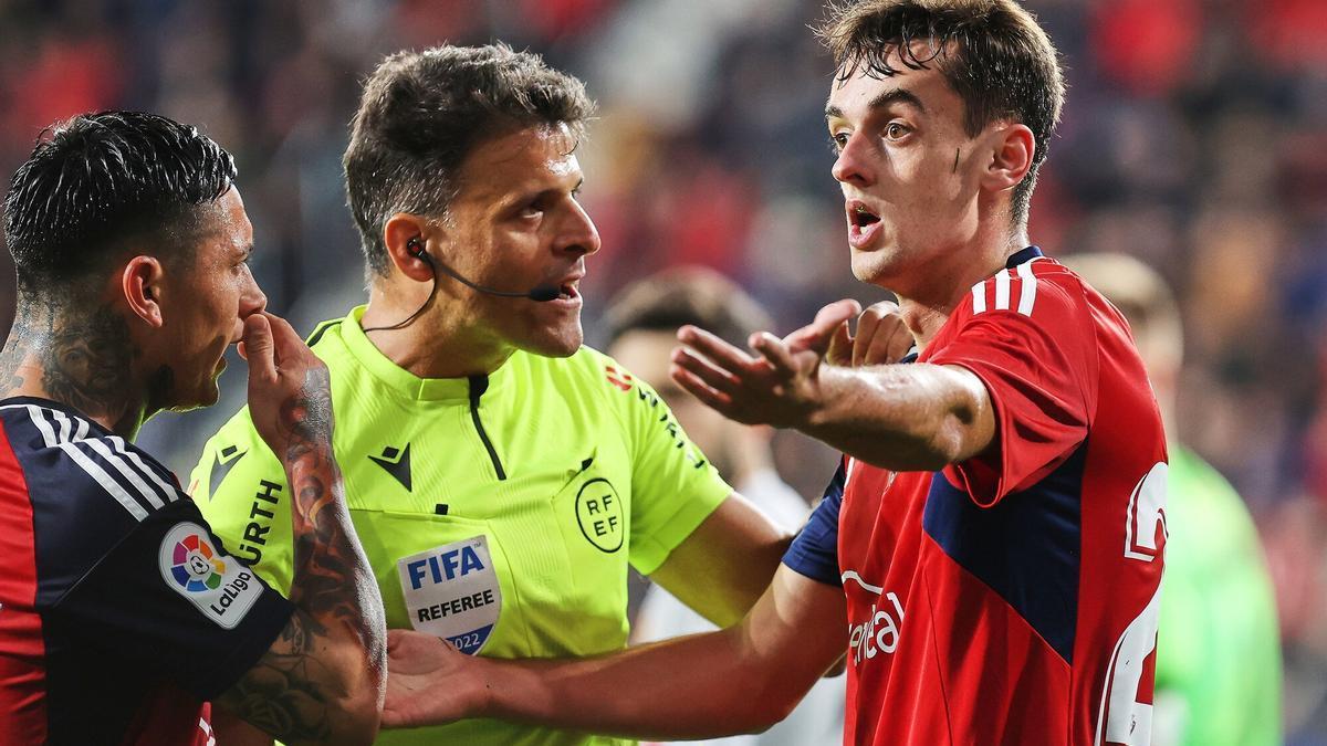 Aimar Oroz y el Chimy hablan con Gil Manzano durante el partido.