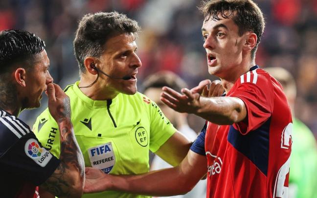 Aimar Oroz y el Chimy hablan con Gil Manzano durante el partido. Aimar Oroz y el Chimy hablan con Gil Manzano durante el partido.