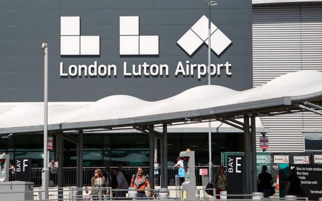 Aeropuerto de Londres - Luton, en Reino Unido. Aeropuerto de Londres - Luton, en Reino Unido.