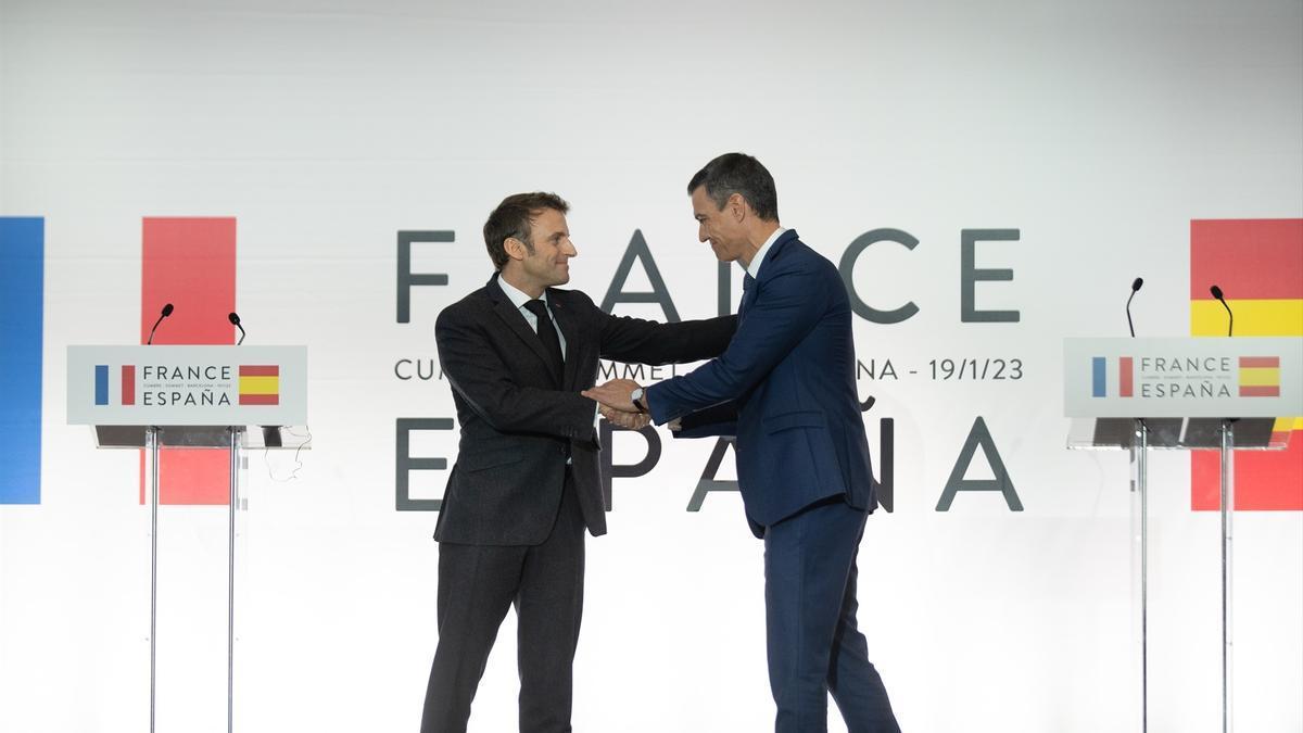 Macron saluda a Pedro Sánchez en la cumbre hispanofrancesa celebrada en Barcelona.