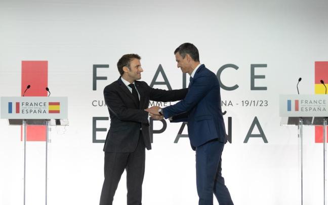 Macron saluda a Pedro S&aacute;nchez en la cumbre hispanofrancesa celebrada en Barcelona.