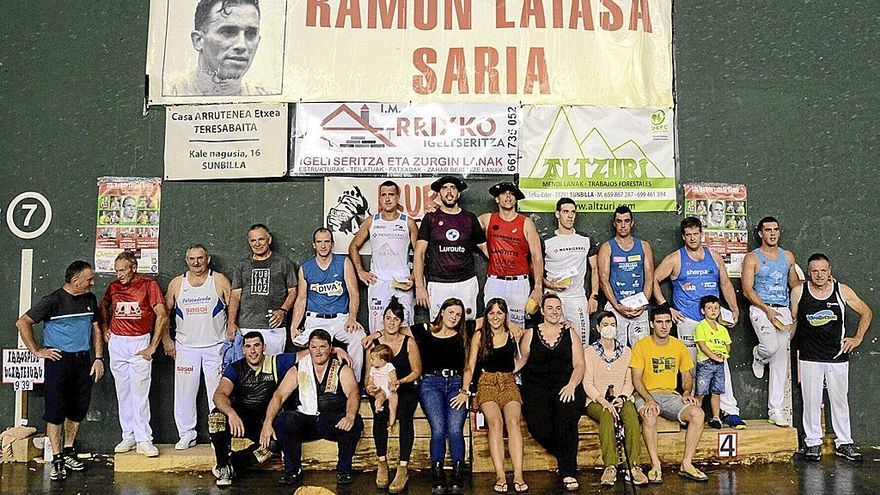 Los y las participantes y organizadores al completo en la anual foto de familia del Memorial Ramón Latasa de Sunbilla.