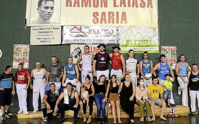 Los y las participantes y organizadores al completo en la anual foto de familia del Memorial Ramón Latasa de Sunbilla.