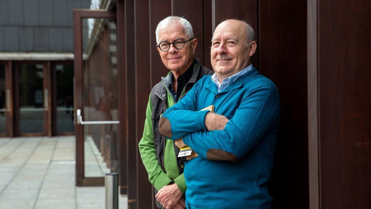 László Földényi y José Luis Villacañas, en la plaza de Baluarte.