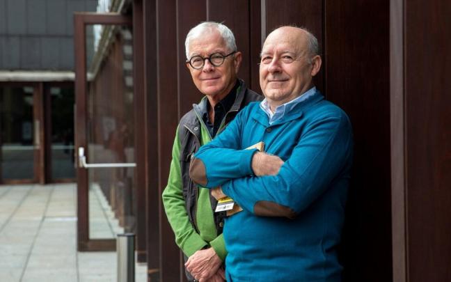 László Földényi y José Luis Villacañas, en la plaza de Baluarte.
