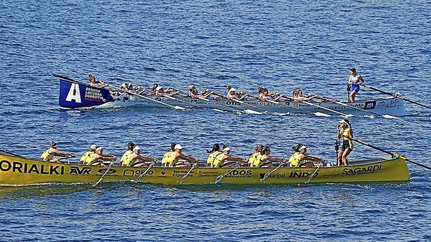 Orio, por delante de Arraun Lagunak, durante la regata del domingo pasado en aguas donostiarras.