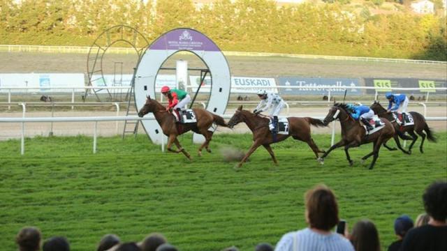 'Hardpia' repitió triunfo en el Hipódromo de Donostia. 'Hardpia' repitió triunfo en el Hipódromo de Donostia.