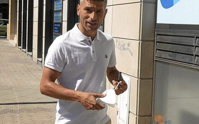 Salva Sevilla, poco antes de entrar a las instalaciones de IMQ en la Plaza Amárica. | FOTO: ALEX LARRETXI