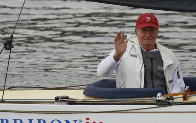 El rey emérito, durante la regata en la que participó en Sanxenxo el pasado mayo tras su viaje relámpago al Estado español. El rey emérito, durante la regata en la que participó en Sanxenxo el pasado mayo tras su viaje relámpago al Estado español.
