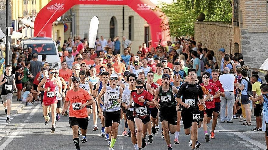 Los participantes absolutos y cadetes, en el inicio de la Cross de la Costrada en Aoiz.