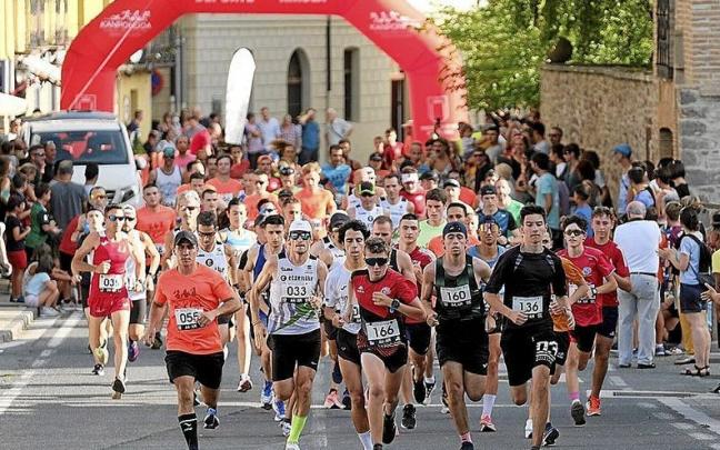 Los participantes absolutos y cadetes, en el inicio de la Cross de la Costrada en Aoiz.