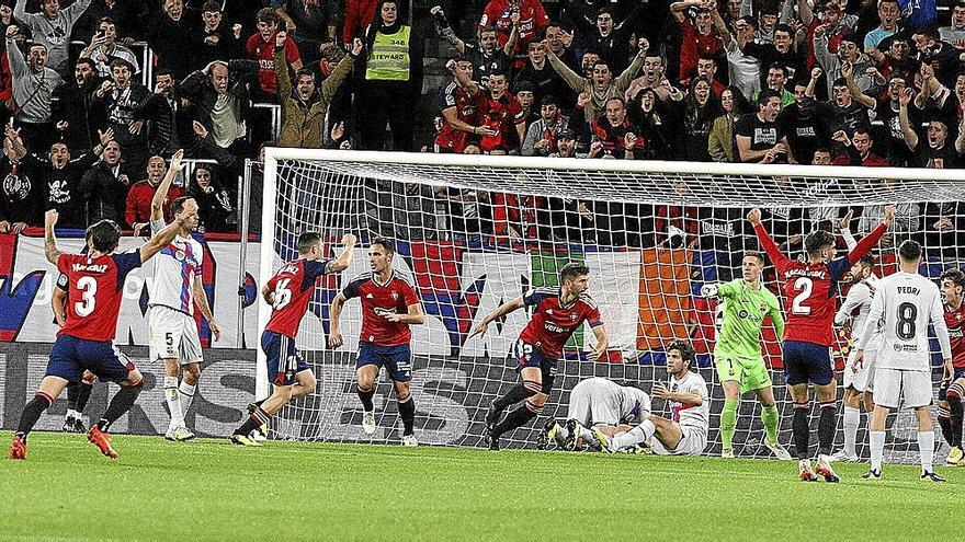 Los jugadores de Osasuna celebran el gol de David García mientras los futbolistas del Barça reclaman falta de Unai García sobre Marcos Alonso.