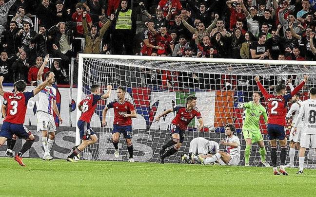 Los jugadores de Osasuna celebran el gol de David Garc&iacute;a mientras los futbolistas del Bar&ccedil;a reclaman falta de Unai Garc&iacute;a sobre Marcos Alonso.