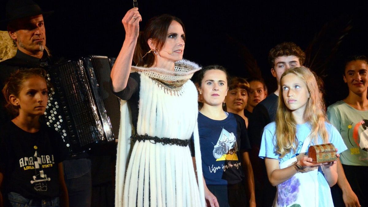 Etorkizuneko arkeologoendako pen drive bat lurperatu zuten gazteluan.