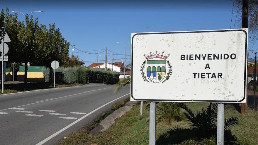 Un cartel anuncia la entrada en el municipio de Tiétar.
