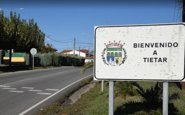 Un cartel anuncia la entrada en el municipio de Tiétar. Un cartel anuncia la entrada en el municipio de Tiétar.