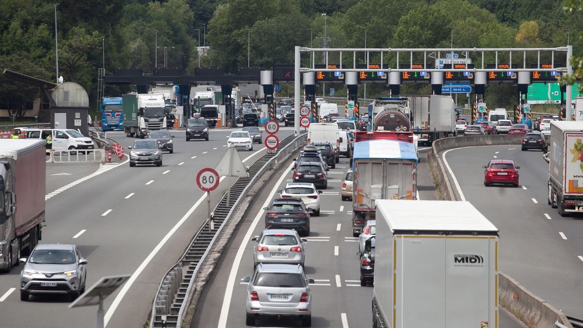 Colas de vehículos ayer en el peaje de la AP-8 en Irun en dirección a Donostia.