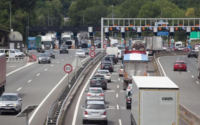 Colas de vehículos ayer en el peaje de la AP-8 en Irun en dirección a Donostia.