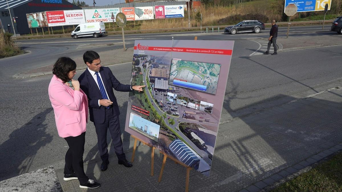 La alcaldesa de Erandio, Aitziber Oliban, y el diputado de Infraestructuras, Imanol Pradales.