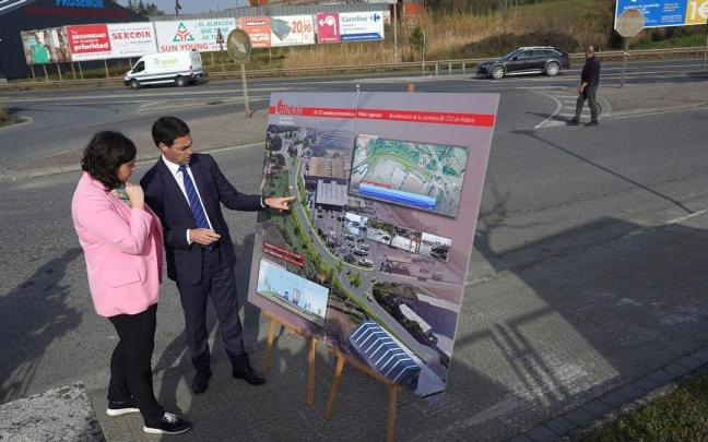 La alcaldesa de Erandio, Aitziber Oliban, y el diputado de Infraestructuras, Imanol Pradales.