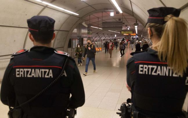 Dos agentes de La Ertzaintza en Sestao.