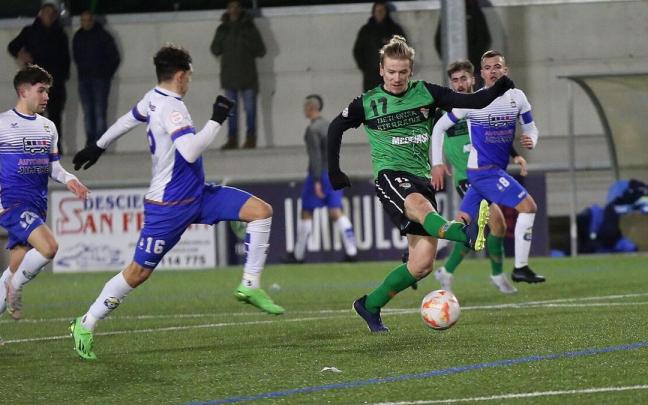 Jon Elizalde disparando a puerta en el encuentro entre Burladés y Beti Onak.
