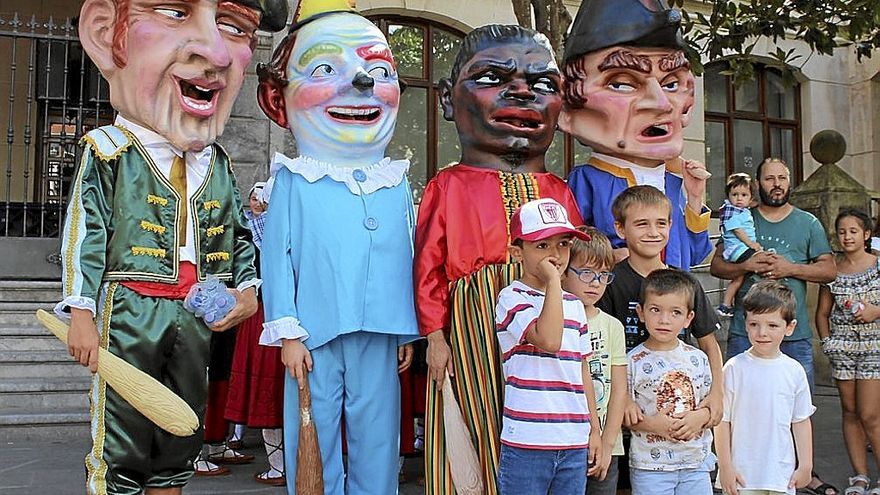 Parte de los cabezudos, que este año han sido elegidos como pregoneros.