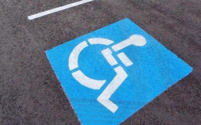 Imagen de detalle de una plaza de aparcamiento para personas con discapacidad.