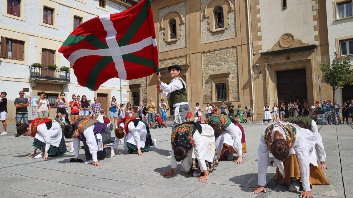 El homenaje a la ikurriña ha sido una de las actividades incluidas durante el cuarto día del Atarrabiako Eguna.