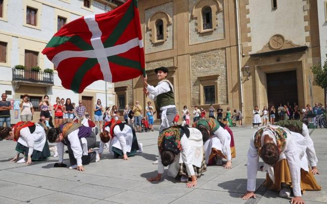 El homenaje a la ikurriña ha sido una de las actividades incluidas durante el cuarto día del Atarrabiako Eguna.