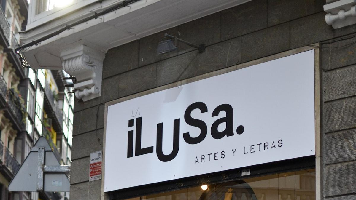 Una familia observa el expositor de 'La Ilusa'