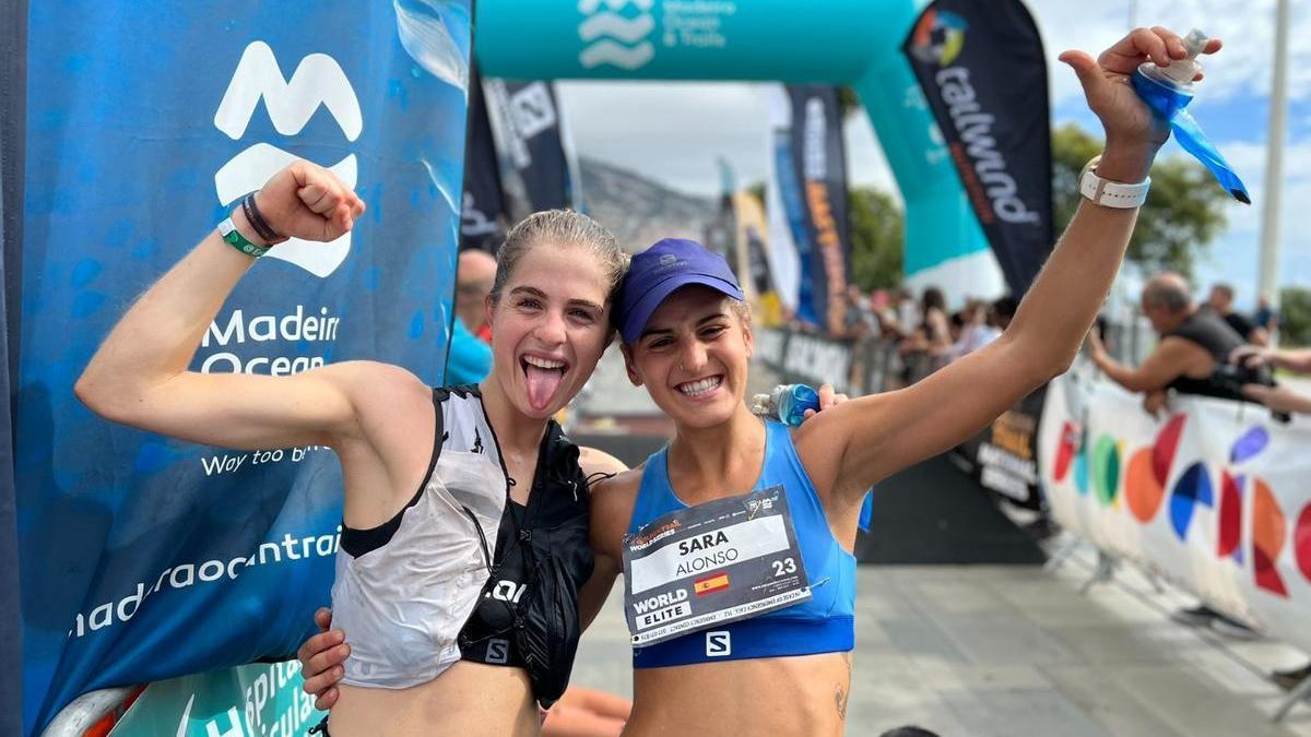 Malen Osa y Sara Alonso, tras cruzar la meta de la última prueba de las Golden Trail Series.