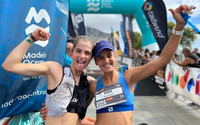 Malen Osa y Sara Alonso, tras cruzar la meta de la última prueba de las Golden Trail Series.