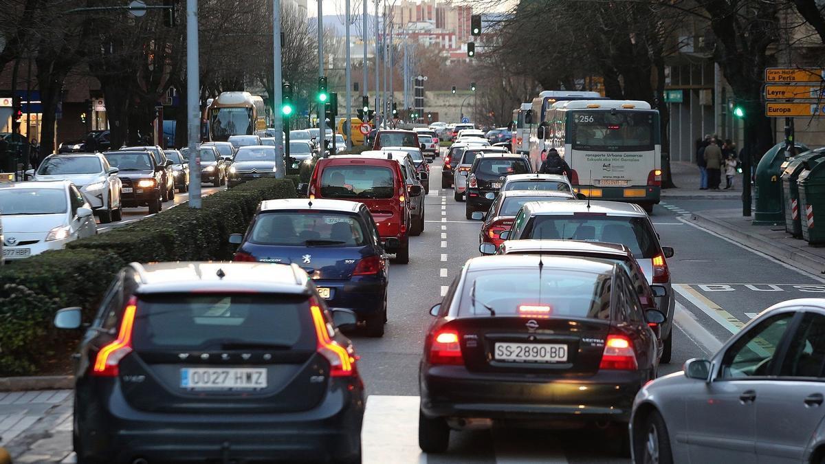 Una hilera de vehículos circulando por la avenida Baja Navarra.