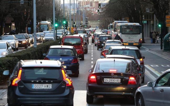 Una hilera de vehículos circulando por la avenida Baja Navarra.
