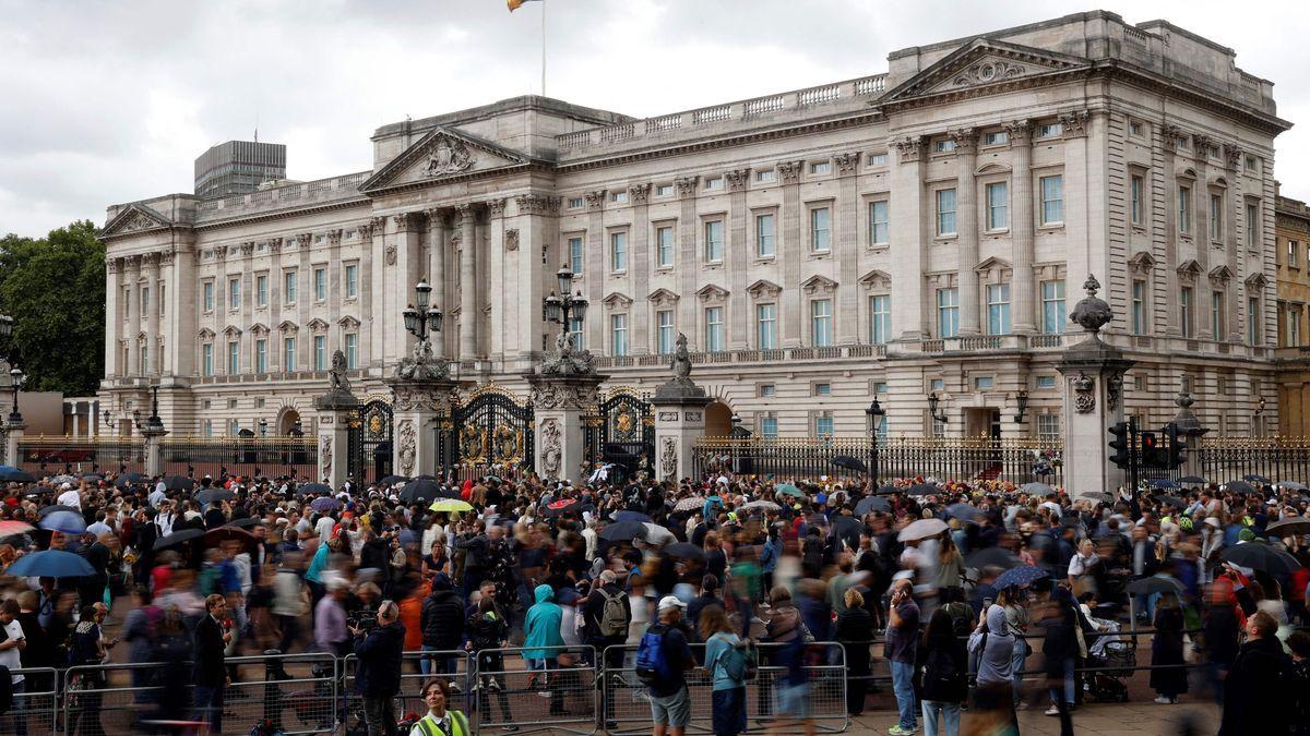 Miles de personas se agolpan en los alrededores del Palacio de Buckingham.