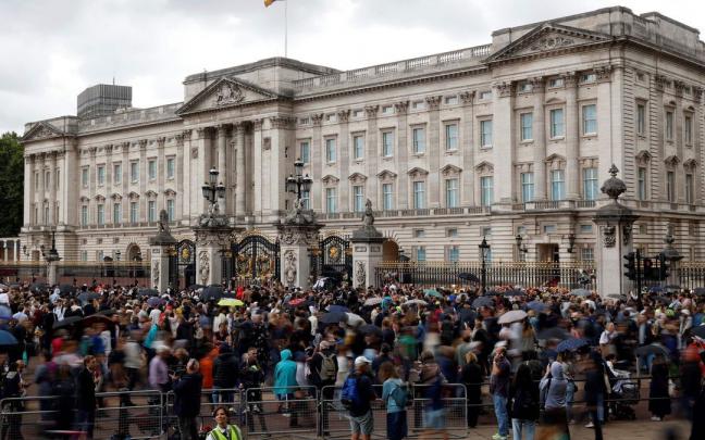 Miles de personas se agolpan en los alrededores del Palacio de Buckingham.