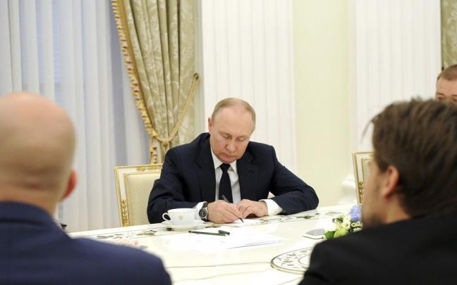 Vladimir Putin se re&uacute;ne con los ganadores de la competici&oacute;n L&iacute;deres de Rusia.