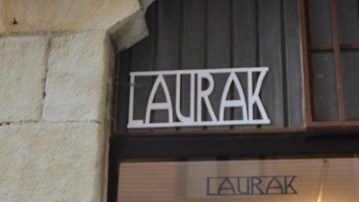 Mikel Ant&oacute;n, due&ntilde;o de su sue&ntilde;o, la librer&iacute;a Laurak