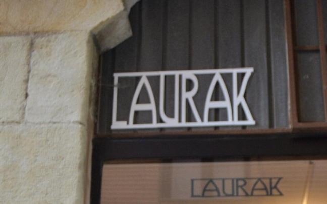 Mikel Ant&oacute;n, due&ntilde;o de su sue&ntilde;o, la librer&iacute;a Laurak