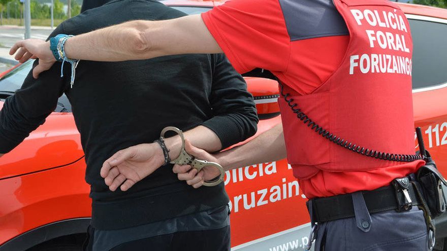 Un detenido por Policía Foral, en una imagen de archivo.