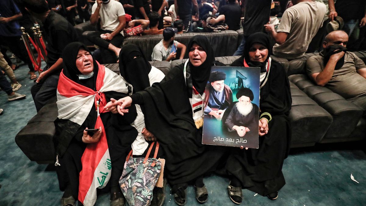 Cientos de seguidores del influyente clérigo chií Muqtada al Sadr asaltan el Legislativo de Irak.